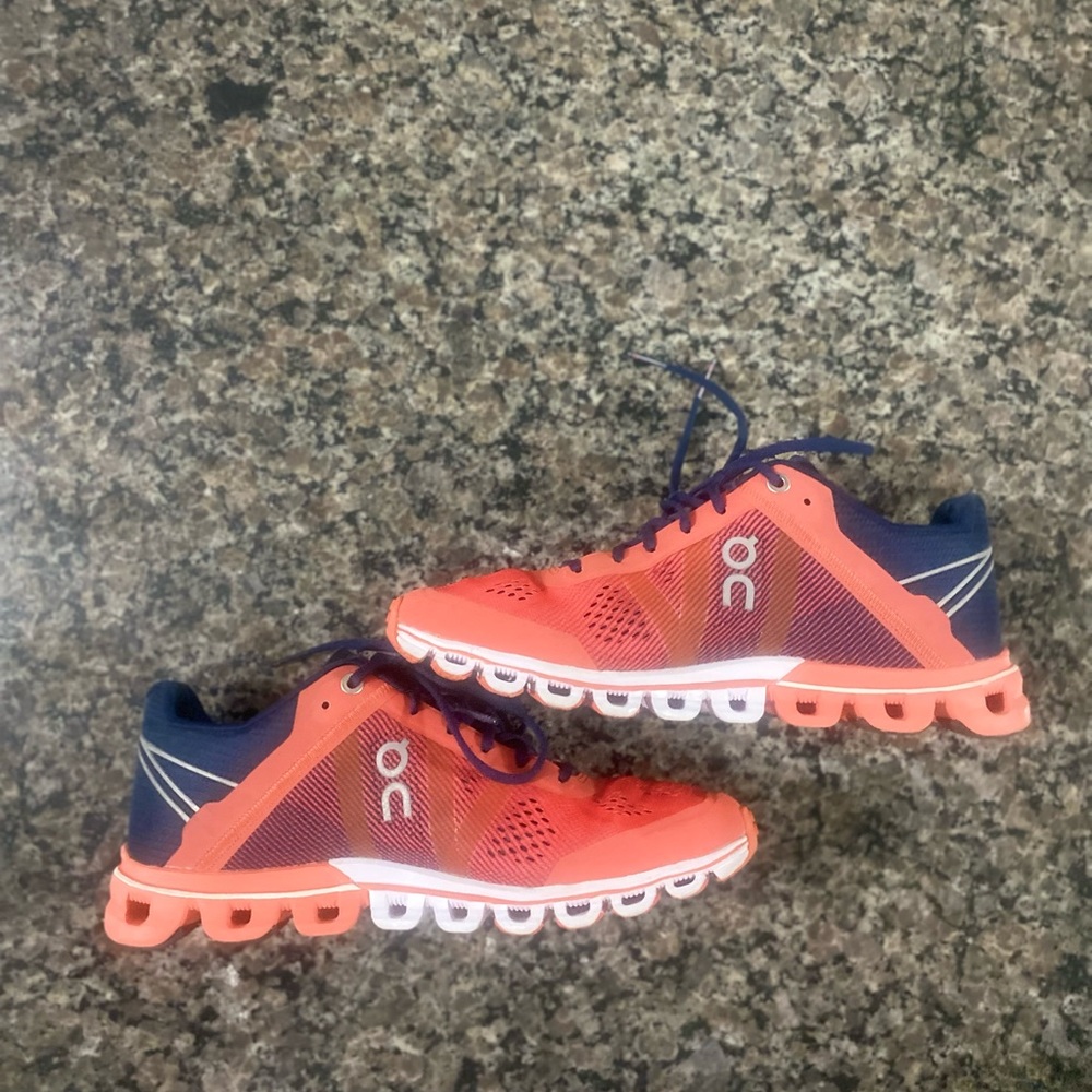 On Cloud / Cloud Flow Swiss engineering women’s running shoes